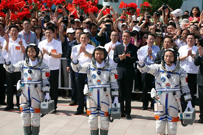 “中国航天日”临近 首任航天员大队长及抖音达人为乡村青少年带来“流动科学课”