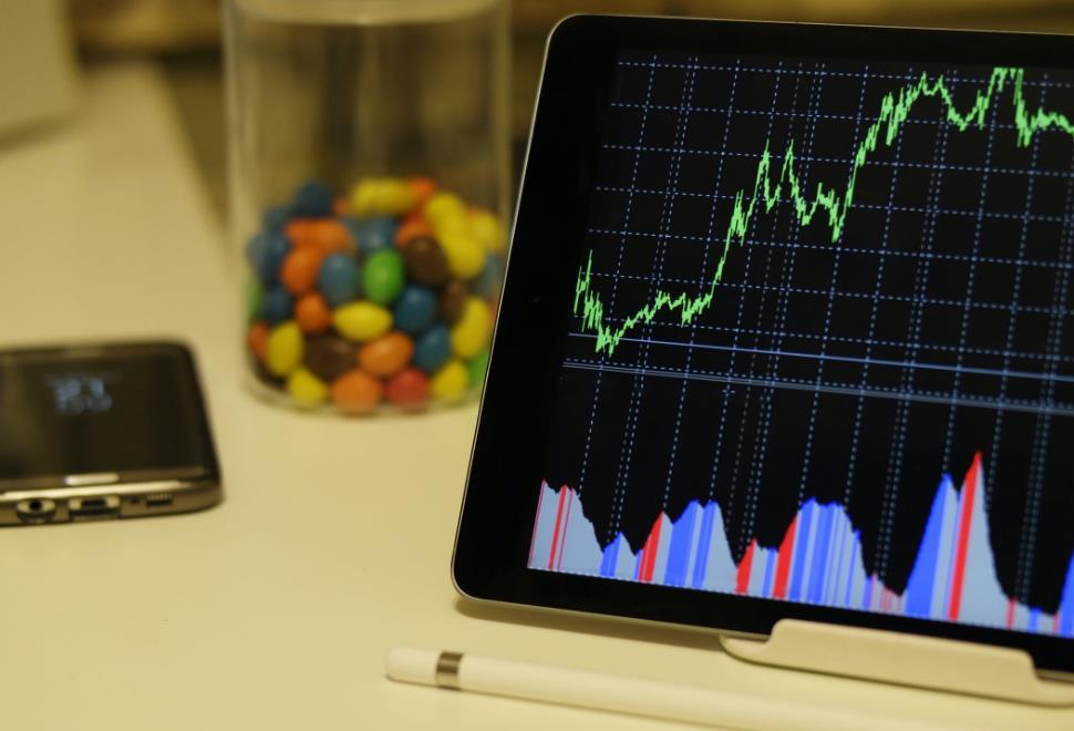 南向资金今日净买入116.73亿港元，盈富基金净买入56.47亿港元