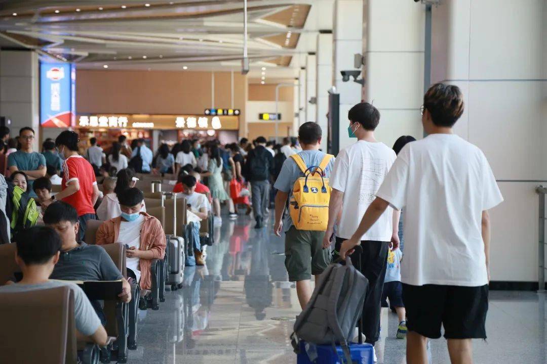 暑运过半，海南机场运送旅客450万人次，国际旅客量大幅增长